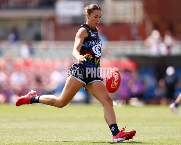 AFLW 2022 Round 04 - Carlton v North Melbourne - A-392356