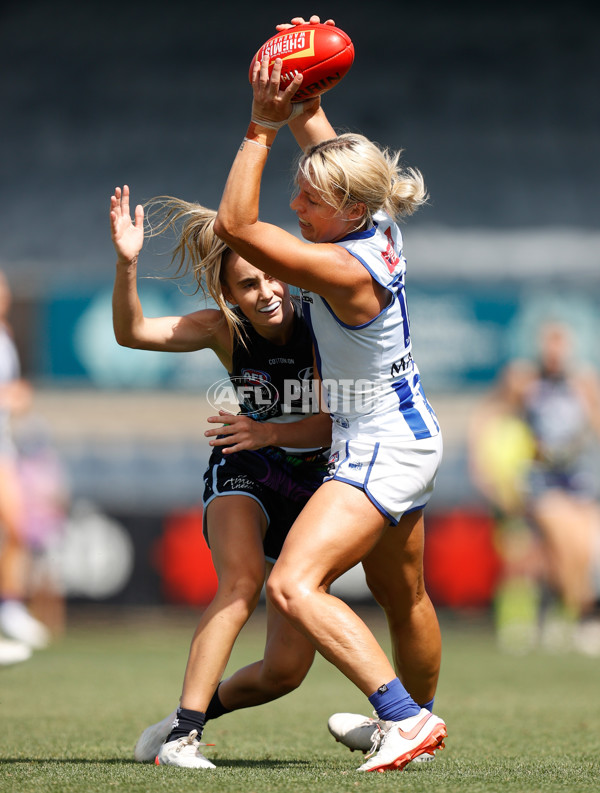 AFLW 2022 Round 04 - Carlton v North Melbourne - A-409358