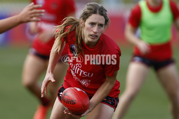 AFLW 2022 S7 Round 02 - Essendon v Carlton - A-462283