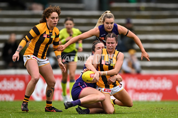 AFLW 2022 S7 Round 10 - Fremantle v Hawthorn - A-462339