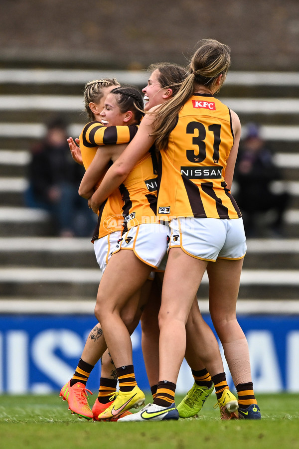 AFLW 2022 S7 Round 10 - Fremantle v Hawthorn - A-463460