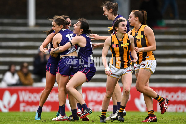 AFLW 2022 S7 Round 10 - Fremantle v Hawthorn - A-465479