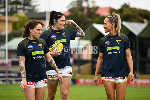 AFLW 2022 S7 Round 10 - Fremantle v Hawthorn - A-468043