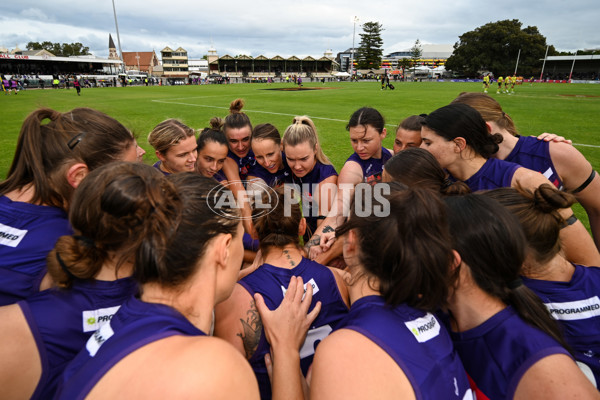 AFLW 2022 S7 Round 10 - Fremantle v Hawthorn - A-468061