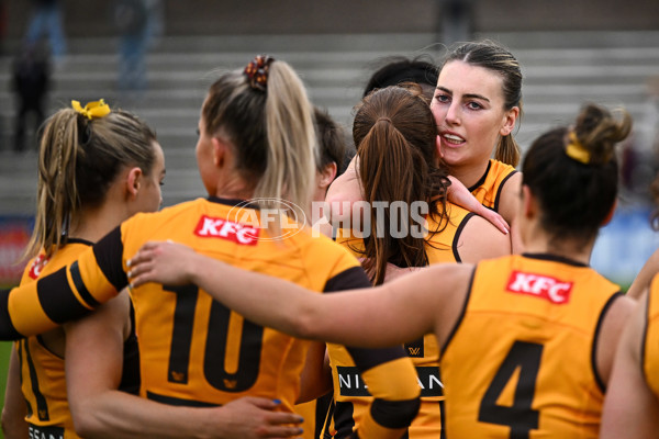 AFLW 2022 S7 Round 10 - Fremantle v Hawthorn - A-468342