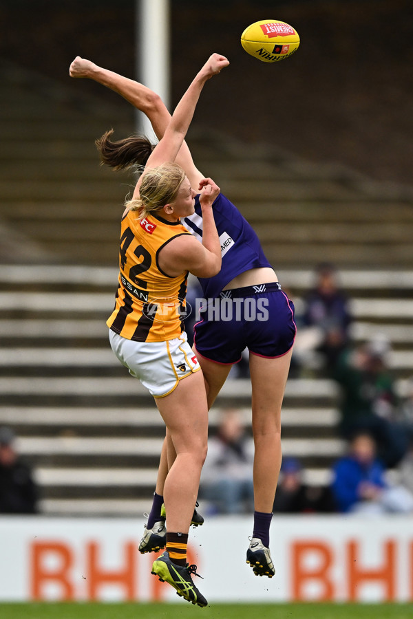 AFLW 2022 S7 Round 10 - Fremantle v Hawthorn - A-468389