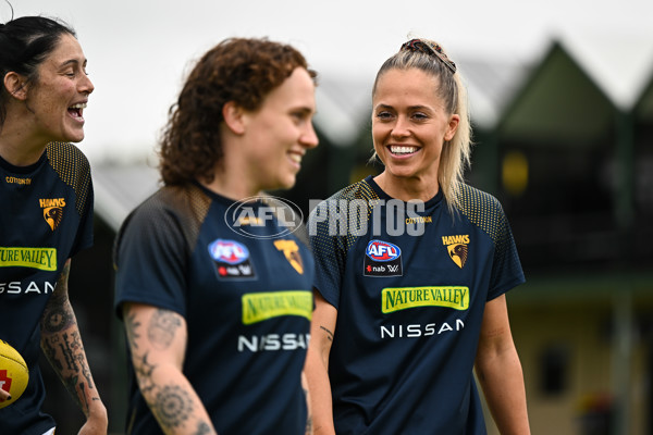 AFLW 2022 S7 Round 10 - Fremantle v Hawthorn - A-470263