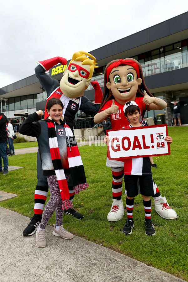 AFLW 2022 S7 Round 10 - St Kilda v Adelaide - A-483702