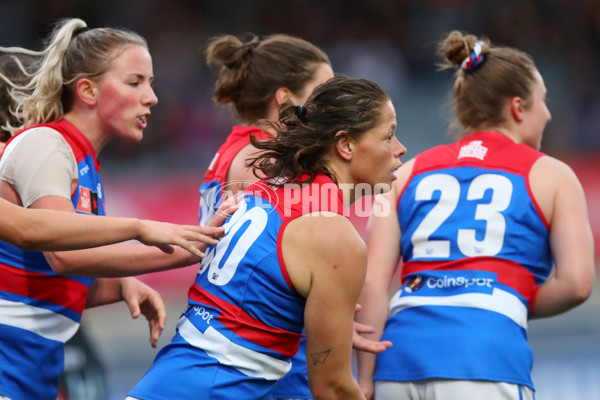 AFLW 2022 S7 Round 10 - Carlton v Western Bulldogs - A-484598