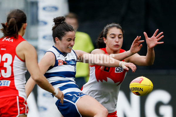 AFLW 2022 S7 Round 10 - Geelong v Sydney - A-493658