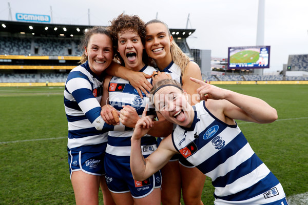 AFLW 2022 S7 Round 10 - Geelong v Sydney - A-494781