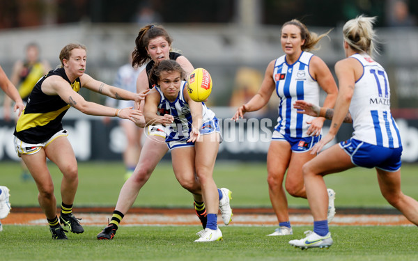 AFLW 2022 S7 Round 10 - North Melbourne v Richmond - A-505030