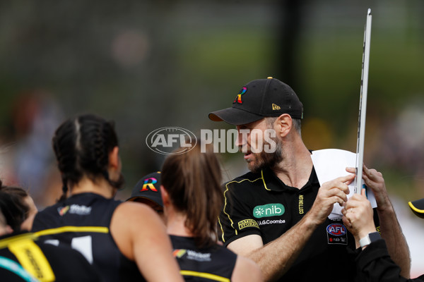 AFLW 2022 S7 Round 10 - North Melbourne v Richmond - A-506406