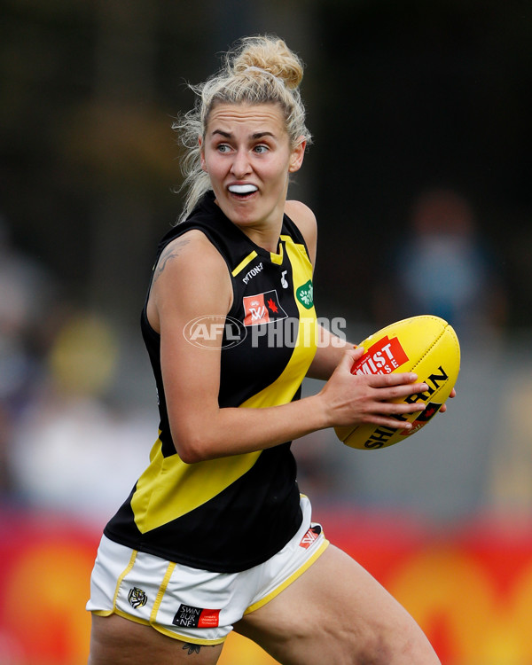 AFLW 2022 S7 Round 10 - North Melbourne v Richmond - A-511263