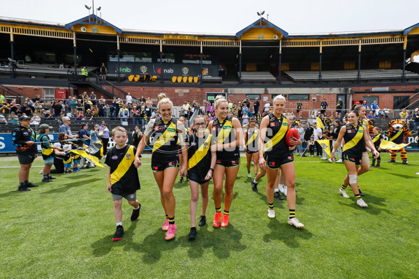 AFLW 2022 S7 First Semi Final - Richmond v North Melbourne - A-556639