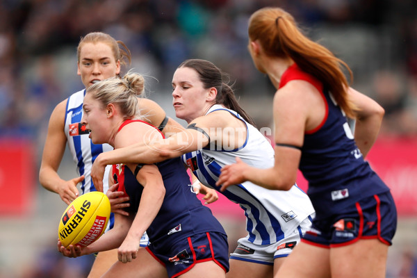 AFLW 2022 S7 Second Preliminary Final - Melbourne v North Melbourne - A-599576