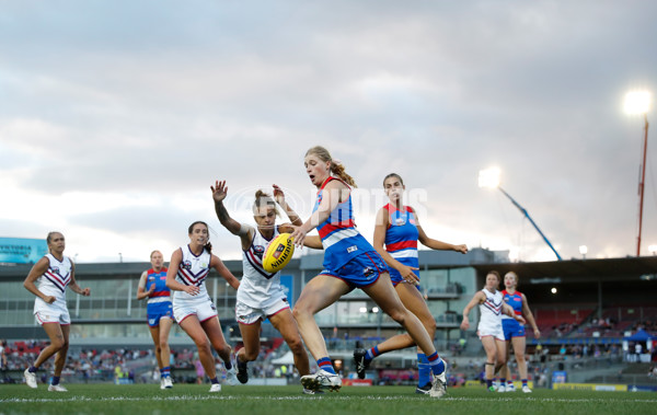 AFLW 2022 Round 10 - Western Bulldogs v Fremantle - A-654759