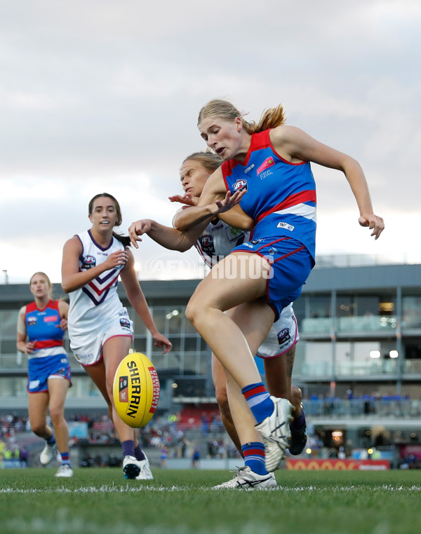 AFLW 2022 Round 10 - Western Bulldogs v Fremantle - A-654768