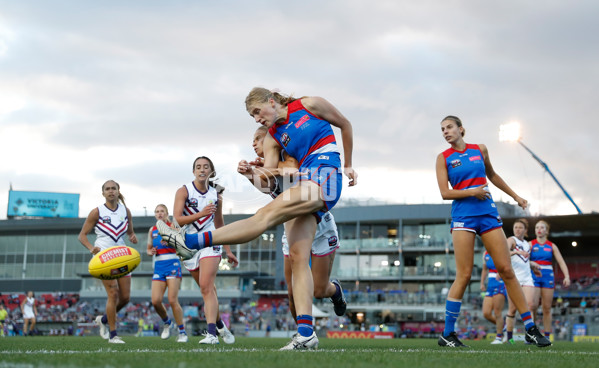 AFLW 2022 Round 10 - Western Bulldogs v Fremantle - A-657366